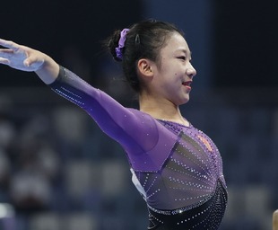 ＂周琦这位所谓CBA顶级中锋，动作不断，对徐杰冲撞是具目的性，这次肘击胡金秋是扭曲心态表现，胡金秋在国家队表现突出从而取代他在国家队位置，多次挑衅裁判而没有被处罚。